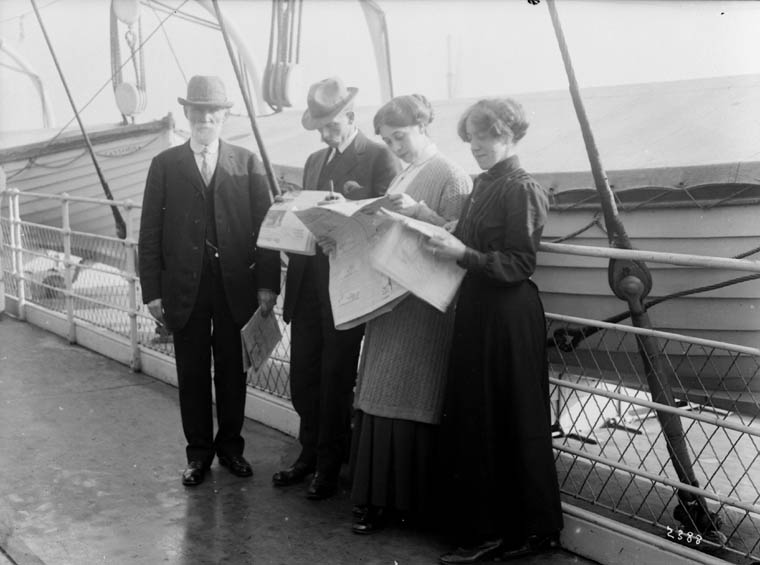 Scottish immigrants arriving at the port of Quebec in October 1911.
